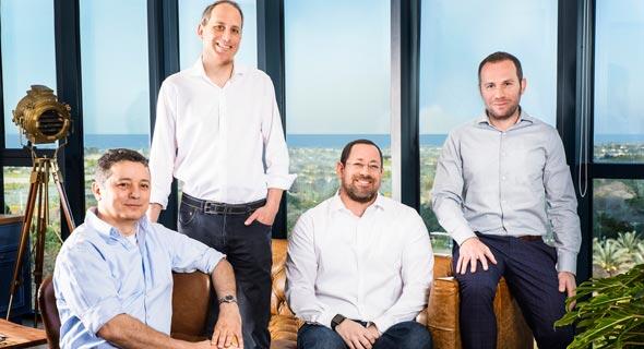 קרן אמון מימין ד"ר תומר ברקוביץ ד"ר יאיר שינדל טוד סון איציק דבש