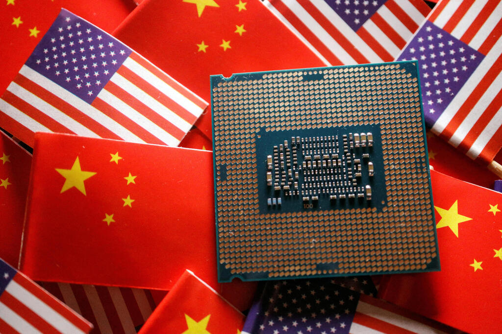 Chips on background of flags of China and USA (Photo: Reuters/Florence Lo/Illustration/File Photo) סין ארה"ב שבב שבבים